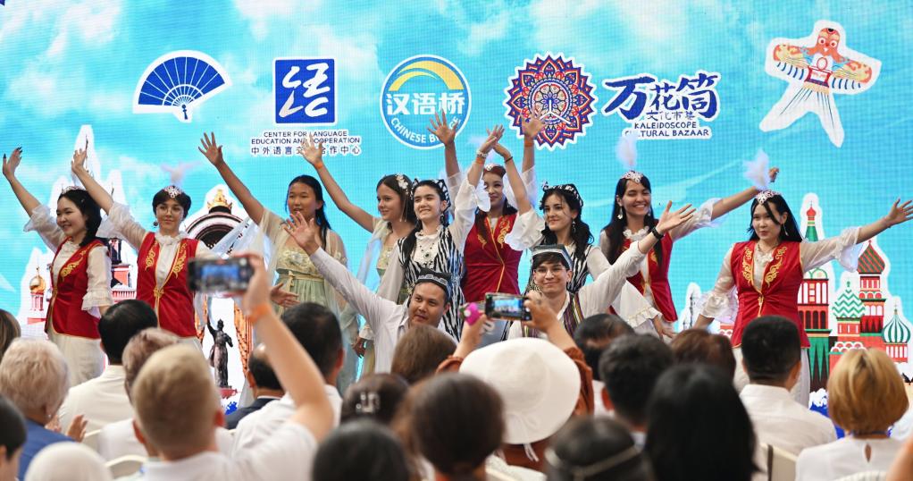 8月6日，上合國(guó)家青年學(xué)生在天津共同表演舞蹈節(jié)目。當(dāng)日，“上合之約·絲路津彩”上合國(guó)家青年學(xué)生“萬花筒”文化市集在天津慶王府舉行。新華社記者 李然 攝