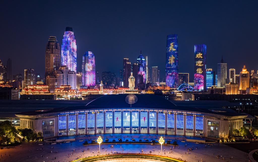 天津海河沿岸樓體燈光（8月1日拍攝）。新華社記者 孫凡越 攝