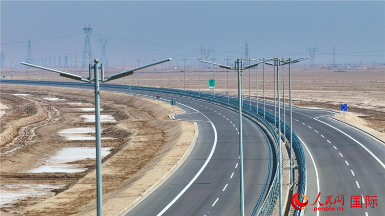 進(jìn)出法奧港的高速公路。人民網(wǎng) 伊納斯·易卜拉欣攝