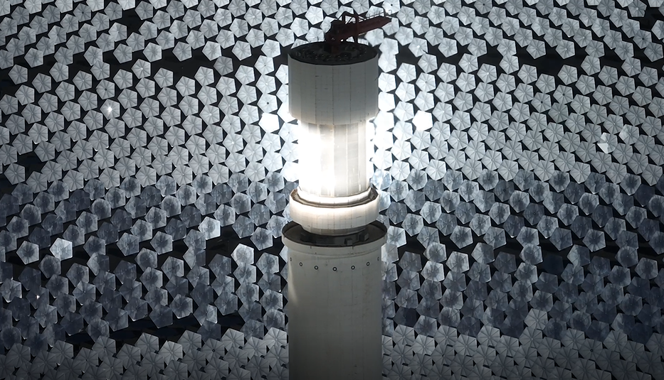 數(shù)萬(wàn)面定日鏡將陽(yáng)光集中反射至吸熱塔。伊吾縣融媒體中心供圖