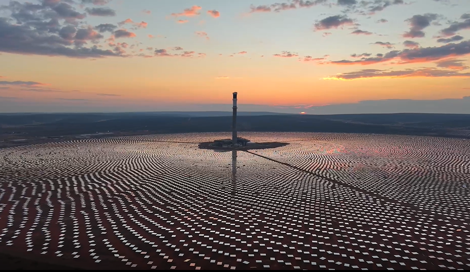 坐落于南非北開(kāi)普省波斯特馬斯堡鎮(zhèn)的南非紅石100兆瓦塔式熔鹽光熱電站項(xiàng)目?？烁晁鳌っ飞晨恕つ咏B阿攝