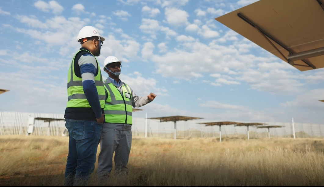 項(xiàng)目機(jī)務(wù)專(zhuān)業(yè)主管克萊頓?拉德和項(xiàng)目副經(jīng)理姆托科·恩吉迪檢查定日鏡。克戈塔索·梅沙克·莫加紹阿攝