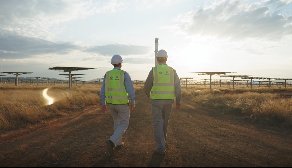 南非當(dāng)?shù)毓ぷ魅藛T在南非紅石100兆瓦塔式熔鹽光熱電站項(xiàng)目。克戈塔索·梅沙克·莫加紹阿攝