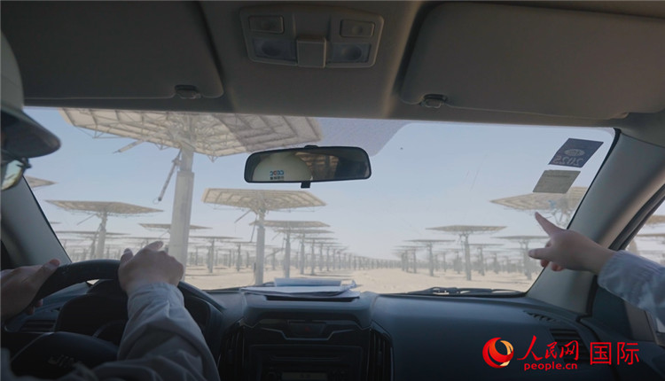 在新疆哈密50兆瓦熔鹽塔式光熱發(fā)電站，工作人員駕駛汽車(chē)穿行在定日鏡之間進(jìn)行作業(yè)。人民網(wǎng)記者 袁蒙攝