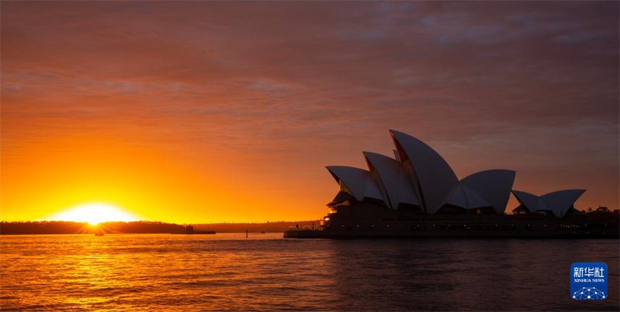 這是8月27日清晨拍攝的澳大利亞悉尼歌劇院日出景色。新華社記者 馬平 攝