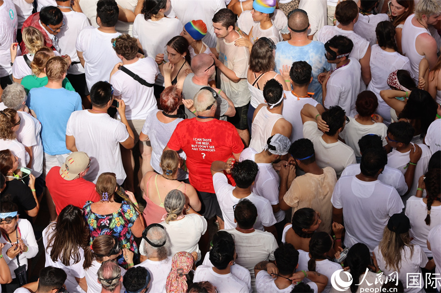 圖為各國游客前往“西紅柿大戰(zhàn)”會場。人民網(wǎng)記者 顏歡攝