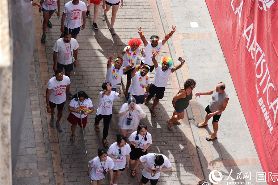 圖為各國游客前往“西紅柿大戰(zhàn)”會(huì)場。人民網(wǎng)記者 顏歡攝