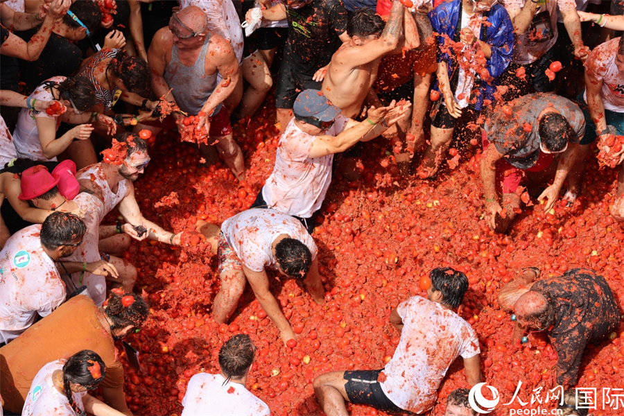 圖為人們參加“西紅柿大戰(zhàn)”。人民網(wǎng)記者 顏歡攝