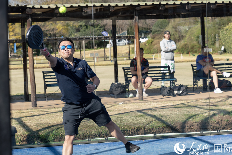 運(yùn)動(dòng)員在比賽中傾盡全力。人民網(wǎng) 希拉茲·莫林?jǐn)z