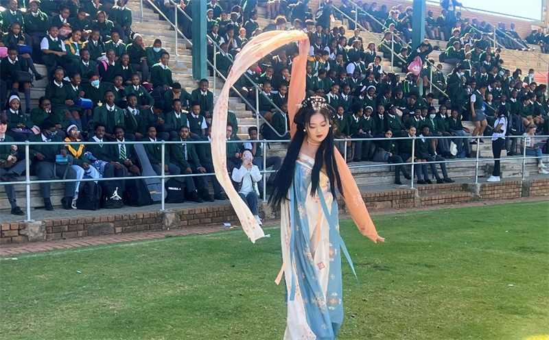 趙琳老師在現(xiàn)場表演中國古典舞?？鬃诱n堂供圖