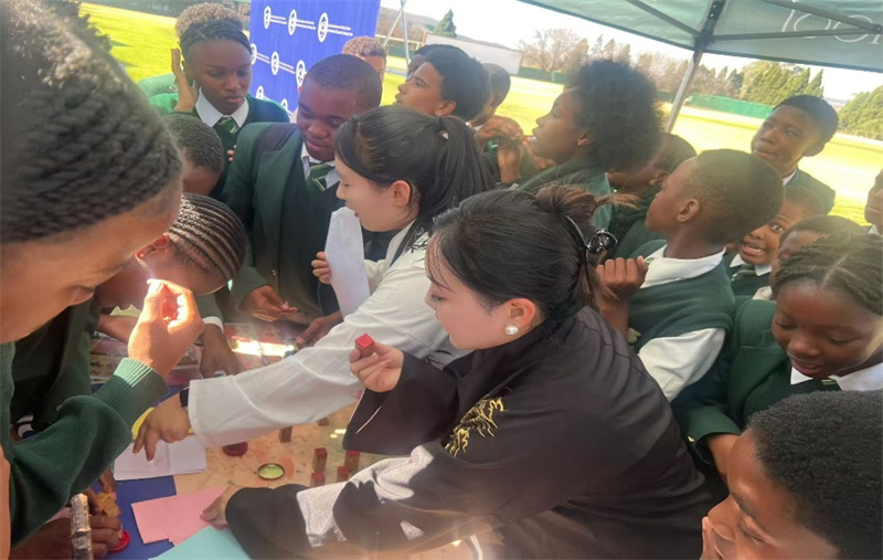 中國生肖文化體驗展臺前?？鬃诱n堂供圖