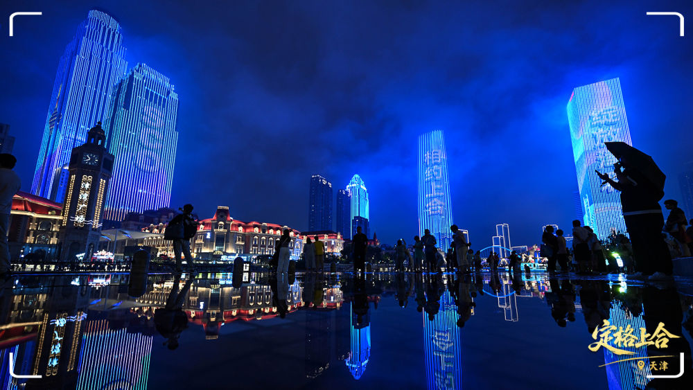 天津海河沿岸的燈光秀。