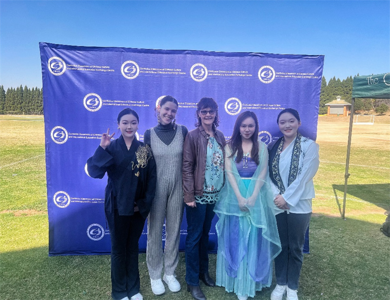 孔子課堂老師與卡羅琳·內(nèi)爾校長及助教合影?？鬃诱n堂供圖