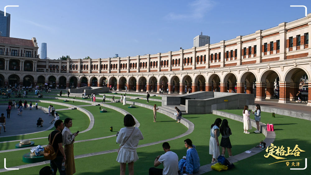 市民游客在天津民園廣場內(nèi)休閑。