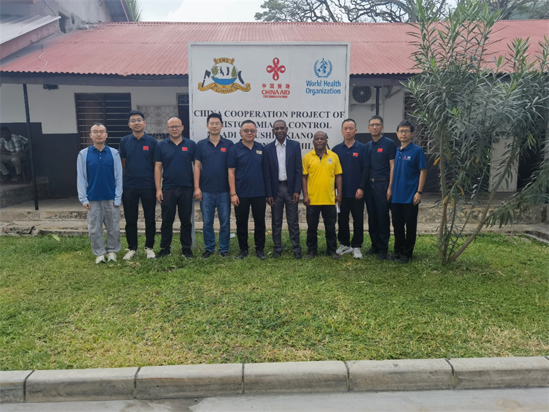 兩批中國專家組舉行交接儀式。施亮攝