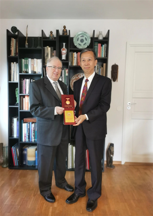 中國駐瑞典大使崔愛民向波蘭友人傅拉都遺屬發(fā)放“中國人民抗日戰(zhàn)爭勝利80周年”紀念章。中國駐瑞典大使館供圖