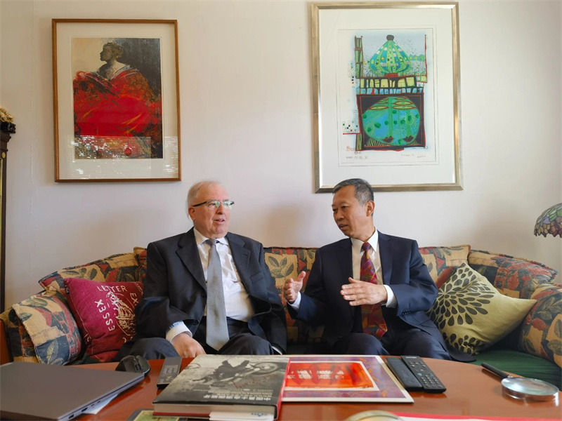 中國駐瑞典大使崔愛民與波蘭友人傅拉都遺屬尤雷克親切交談。中國駐瑞典大使館供圖