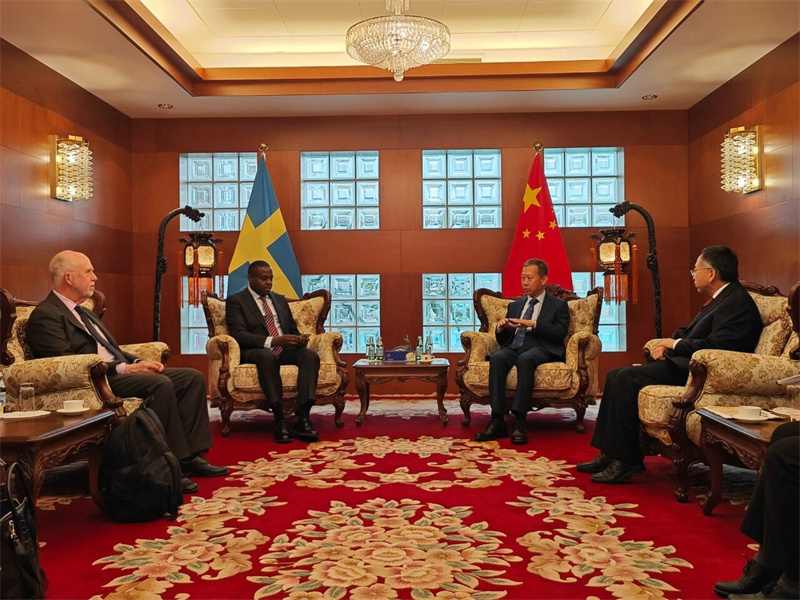 中國(guó)駐瑞典大使崔愛(ài)民會(huì)見(jiàn)國(guó)際水伙伴關(guān)系組織首席執(zhí)行官西馬拉布維。中國(guó)駐瑞典大使館供圖