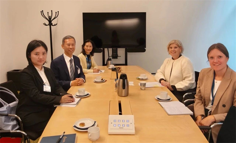 中國(guó)駐瑞典大使崔愛民會(huì)見瑞典財(cái)政部國(guó)務(wù)秘書莉婭。中國(guó)駐瑞典大使館供圖