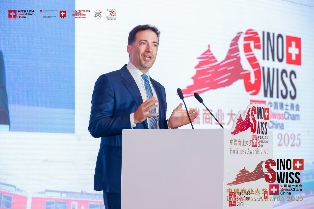 瑞士聯(lián)邦院議長安德烈亞·卡羅尼致辭。主辦方供圖