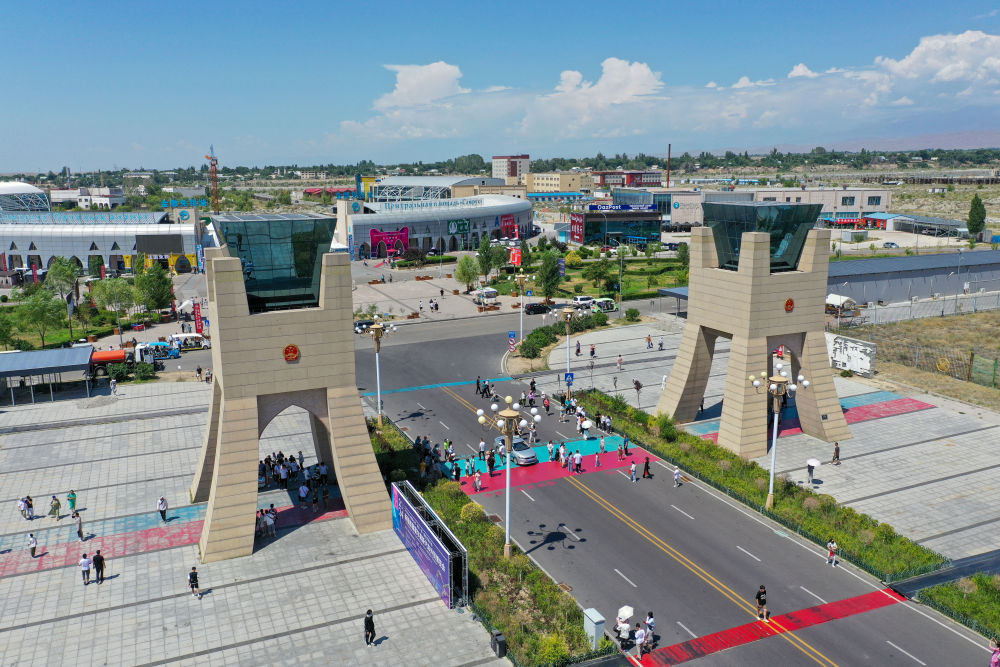 　這是2024年7月26日在新疆霍爾果斯市中哈霍爾果斯國際邊境合作中心拍攝的中哈連接通道（無人機照片）。新華社記者 丁磊 攝