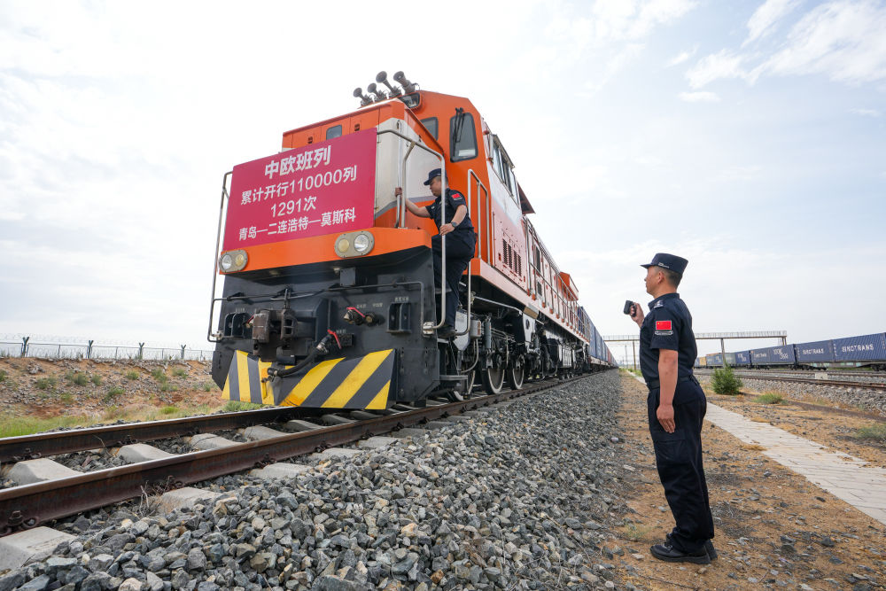 2025年6月12日，內蒙古出入境邊防檢查總站二連出入境邊防檢查站移民管理警察對第11萬列中歐班列進行車體檢查。新華社發(fā)（胡富國 攝）