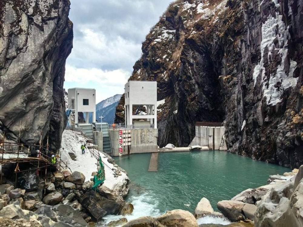 這是2025年3月17日在尼泊爾中北部拉蘇瓦縣拍攝的三金考拉水電站大壩。新華社發(fā)（中國港灣工程有限責任公司供圖）