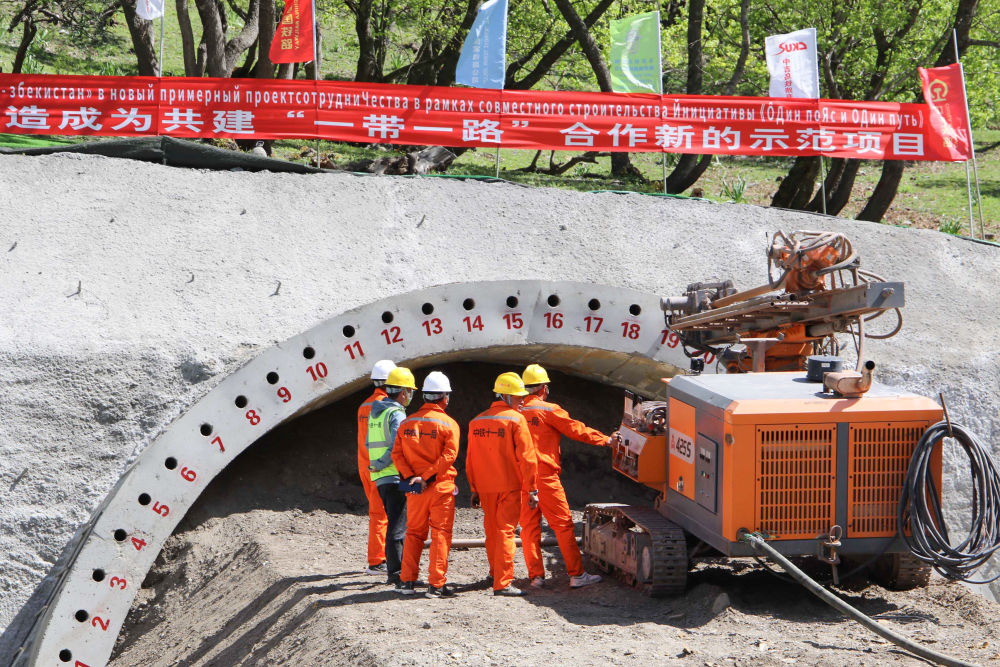 2025年4月29日，工作人員在吉爾吉斯斯坦賈拉拉巴德地區(qū)的中吉烏鐵路重點控制性工程開工現場忙碌。新華社發(fā)（羅曼 攝）