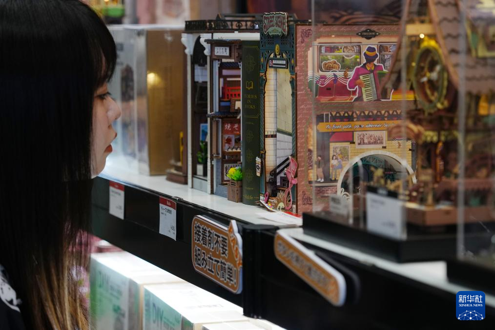 8月28日，參觀者在日本東京玩具展上參觀展出的玩具。新華社記者 賈浩成 攝