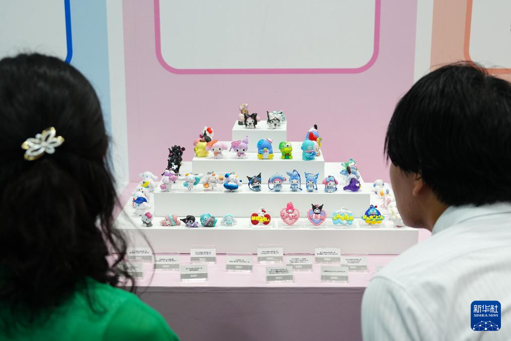 8月28日，人們在日本東京玩具展上參觀展出的玩具。新華社記者 賈浩成 攝