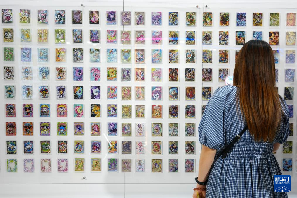 8月28日，參觀者在日本東京玩具展上參觀展出的卡牌。新華社記者 賈浩成 攝