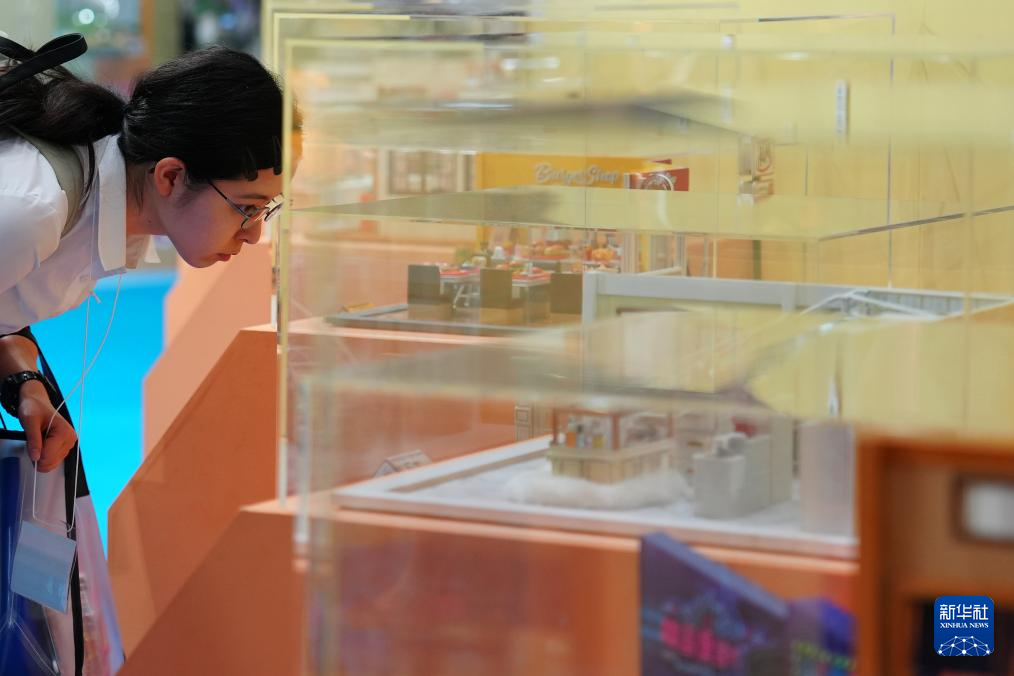 8月28日，一名參觀者在日本東京玩具展上參觀展出的玩具。新華社記者 賈浩成 攝