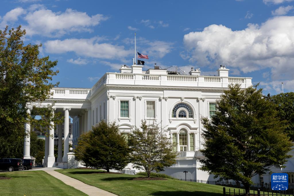 8月27日，在美國首都華盛頓，白宮降半旗向槍擊事件受害者志哀。新華社記者 胡友松 攝