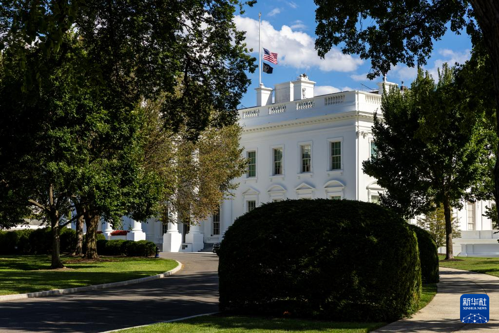 8月27日，在美國(guó)首都華盛頓，白宮降半旗向槍擊事件受害者志哀。新華社記者 胡友松 攝