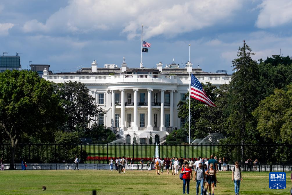 8月27日，在美國首都華盛頓，白宮降半旗向槍擊事件受害者志哀。新華社記者 胡友松 攝