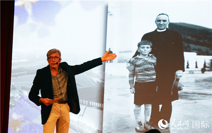 中美二戰(zhàn)親歷者后代通過(guò)分享故事搭建歷史記憶橋梁。圖為約翰·馬吉后人克里斯·馬吉進(jìn)行演講。 人民網(wǎng)記者 李志偉攝