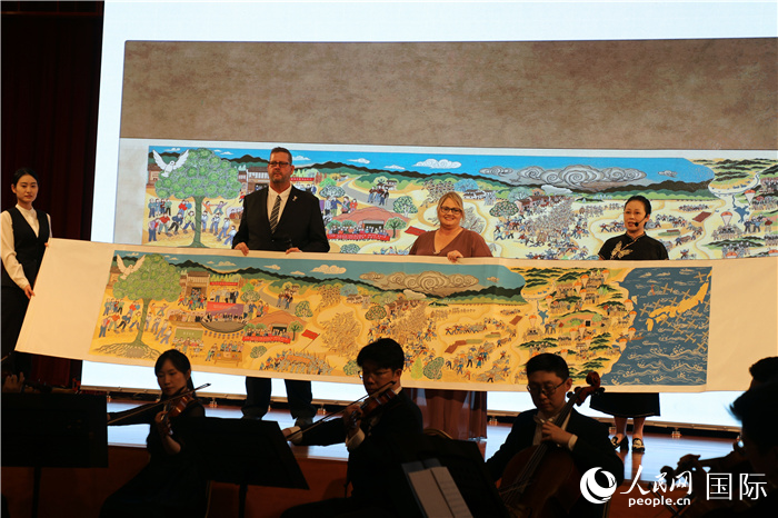 杜立特行動(dòng)飛行員維爾德后代康特伯格夫婦分享故事。 人民網(wǎng)記者 李志偉攝