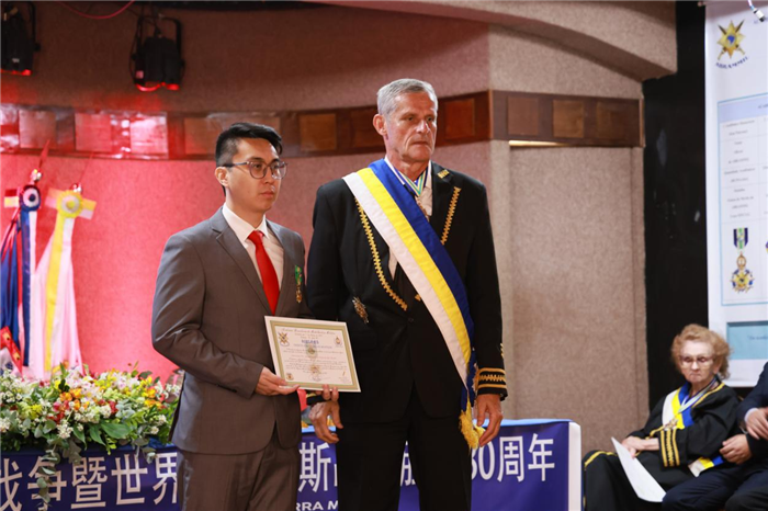 里約和統(tǒng)會(huì)會(huì)長(zhǎng)林非凡代表里約和統(tǒng)會(huì)接受蒙特塞戰(zhàn)役致敬勛章。人民網(wǎng)記者宋亦然攝