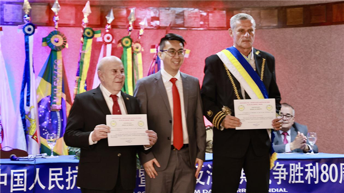 里約和統(tǒng)會(huì)向在推動(dòng)中巴友誼方面作出貢獻(xiàn)的巴西人士頒發(fā)榮譽(yù)證書(shū)。人民網(wǎng)記者宋亦然攝