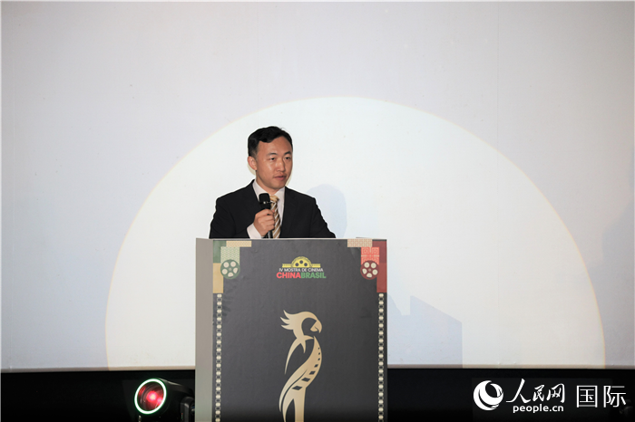 當(dāng)?shù)貢r間8月27日，中國駐里約熱內(nèi)盧代總領(lǐng)事王海濤在第四屆中國—巴西電影展“藍(lán)鸚鵡”獎頒獎典禮上致辭。人民網(wǎng)記者 時元皓攝