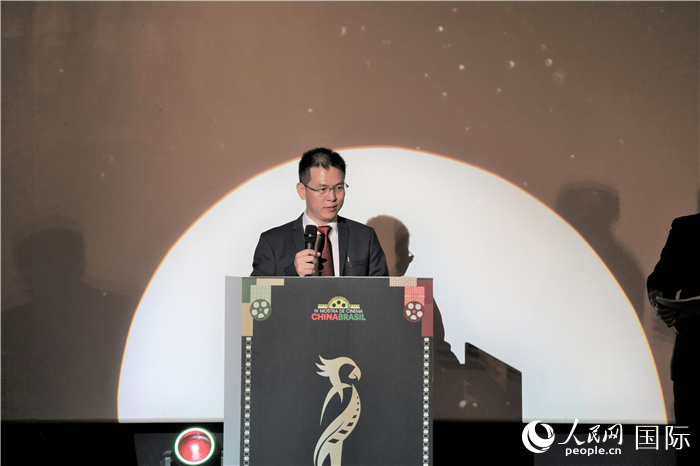 當(dāng)?shù)貢r間8月27日，巴西康橋博智文化傳媒公司總經(jīng)理陳翔廣在第四屆中國—巴西電影展“藍(lán)鸚鵡”獎頒獎典禮上致辭。人民網(wǎng)記者 時元皓攝