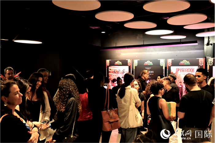 第四屆中國－巴西電影展活動現(xiàn)場，參與者現(xiàn)場交流。人民網(wǎng)記者 時元皓攝