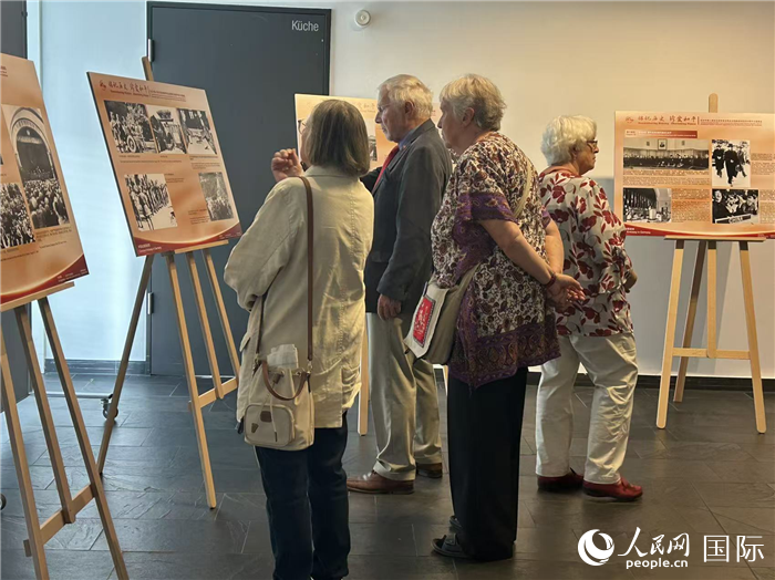 來(lái)賓觀(guān)看圖片展。人民網(wǎng)記者 徐馨攝