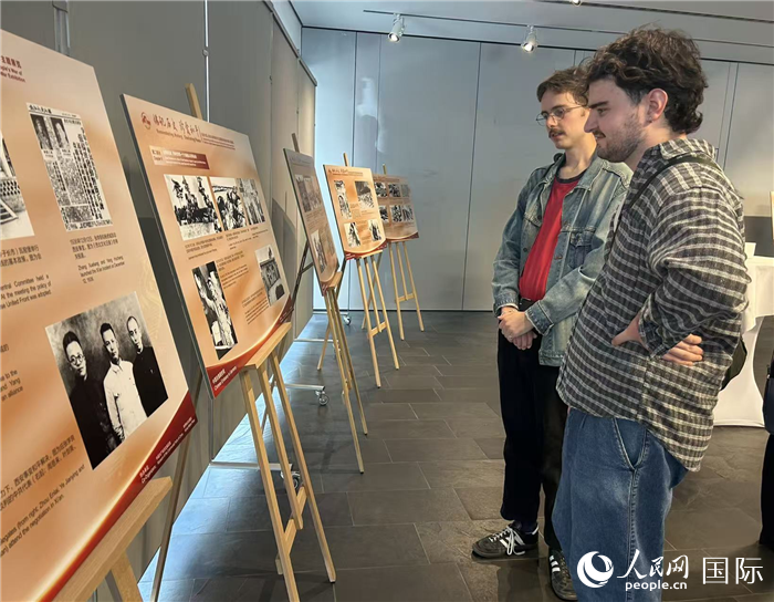 來賓觀看圖片展。人民網(wǎng)記者 徐馨攝