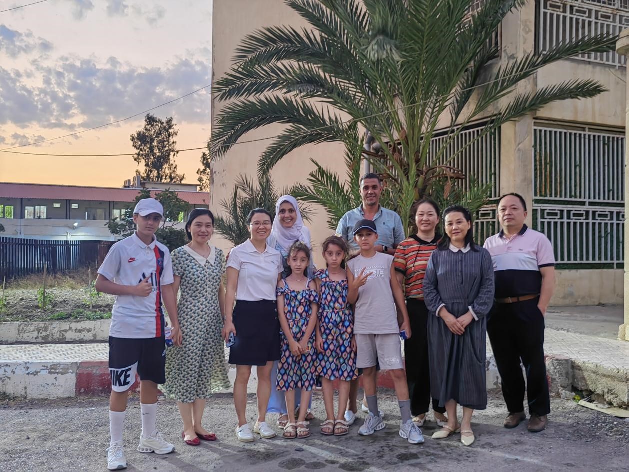 當(dāng)?shù)鼗颊邅碇袊t(yī)療隊駐地感謝中國醫(yī)生。 中國援阿爾及利亞醫(yī)療隊供圖