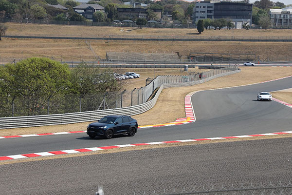 觀(guān)眾體驗(yàn)長(zhǎng)城汽車(chē)的新能源車(chē)（前）。人民網(wǎng)記者 戴楷然攝