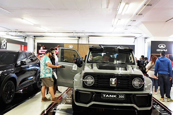 觀眾在長(zhǎng)城汽車展廳參觀。人民網(wǎng)記者 戴楷然攝