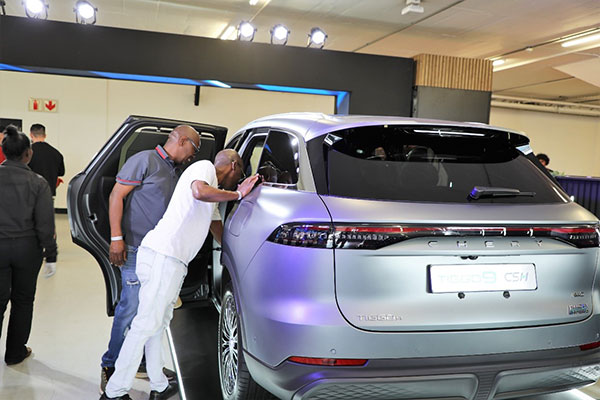 觀眾在奇瑞展廳參觀新能源車。人民網(wǎng)記者 戴楷然攝