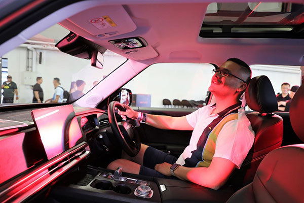 觀眾體驗北京汽車發(fā)布的SUV車型B30。人民網(wǎng)記者 戴楷然攝