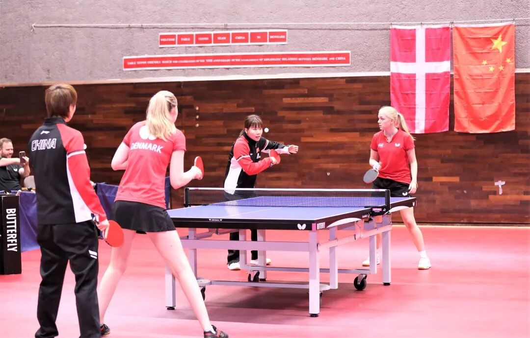 中丹乒乓球運(yùn)動(dòng)員交流互動(dòng)。中國駐丹麥大使館供圖